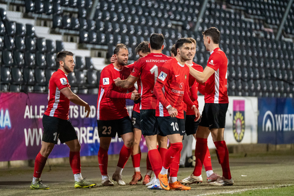 SG Sonnenhof Grossaspach vs. SSV Ulm 1846 Fussball, Fussball, WFV-Pokal, Viertelfinale, 01.04.2026 | Kollektiver Torjubel nach dem Treffer zum 2:1 durch Elias Rahn (SG Sonnenhof Grossaspach, #08),SG Sonnenhof Grossaspach vs. SSV Ulm 1846 Fussball, Fussball, WFV-Pokal, Viertelfinale, 01.04.2026