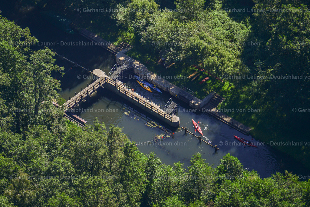 3637349 | LüBBENAU/SPREEWALD 25.08.2016 Kanuten - Fahrt und Ausbildung an einer Schleuse am Flußverlauf der Hauptspree in Lübbenau/Spreewald im Spreewald im Bundesland Brandenburg, Deutschland. // Canoeists - ride and training at a lock on the course of the main Spree in Luebbenau/Spreewald at Spreewald in the state Brandenburg, Germany. Foto: Gerhard Launer