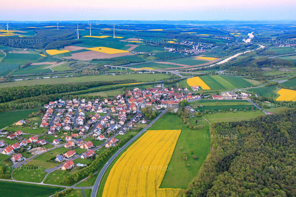 Luftbild: Ortsansicht von Westen im Ortsteil Weyer in Gochsheim im Bundesland Bayern in Deutschland. – Foto: IMG_088157.jpg vom 06.05.2016 durch Werner Riehm/FLY-FOTO.de – Auflösung des Originals: 5472 x 3648 px