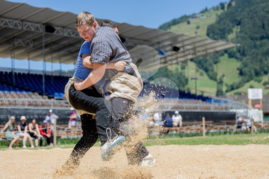 SchwyzerJung2026_00012 | Die Schwinger des Schwyzer Kantonalen Schwingerverbandes: Fotos, die Dynamik und Leidenschaft festhalten, sowie emotionale Momente aus dem traditionellen Schwingsport zeigen. - Realisiert mit Pictrs.com