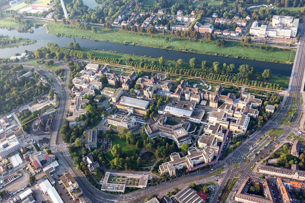 Luftbild: Klinikgelände des Krankenhauses der Universitätsklinik und dem Klinikum Mannheim am Ufer des Neckar im Ortsteil Neckarstadt-Ost in Mannheim im Bundesland Baden-Württemberg in Deutschland. Foto: IMG_116951.jpg vom 25.08.2019 durch Werner Riehm/FLY-FOTO.de
