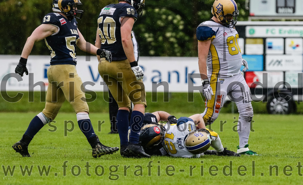 2022-05-29_036_Erding_Bulls_gegen_Nuernberg_Rams | Erding, Deutschland, 29.05.2022:
Fußball, Regionalliga 2022, 5. Spieltag, Erding Bulls gegen Nürnberg Rams, Endergebnis: 10:16

Kilian Mayer (Erding Bulls, #12), Maximilian Stacke (Erding Bulls, #80)

Foto: Christian Riedel / fotografie-riedel.net