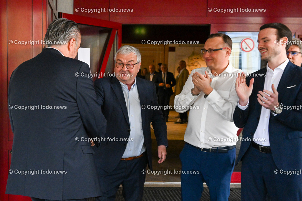 Hans Peter Doskozil in Linz_ 24.04.2023-3 | 24.04.2023, Linz, AUT, Hans Peter Doskozil in Linz, im Bild LH Hans Peter Doskozil (SP, Landeshauptmann Burgenland) begruesst Johann Kalliauer (Praesident der Arbeiterkammer Ooe, OeGB-Landesvorsitzender a.D.)