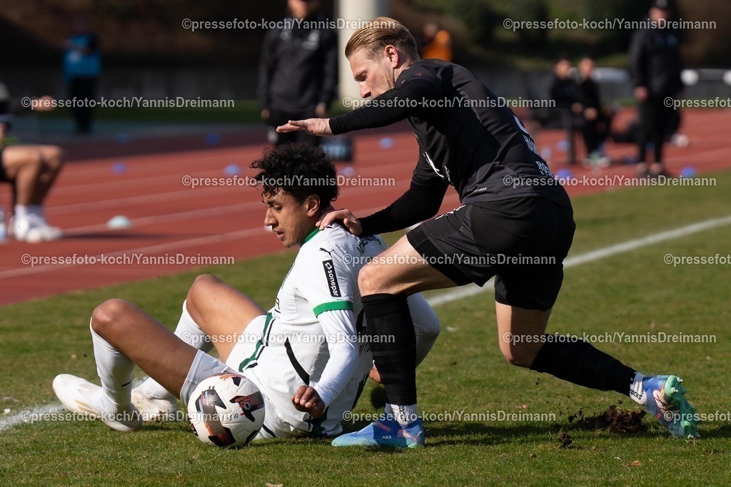 xYDR15032501053 | 15.03.2025, xydrx, Fußball, Borussia Mönchengladbach II (U23) - 1.FC Bocholt, Regionalliga West, Grenzlandstadion: Leon Ampadu (Borussia Moenchengladbach II #22) im Zweikampf gegen Philipp Hanke (1. FC Bocholt #3)