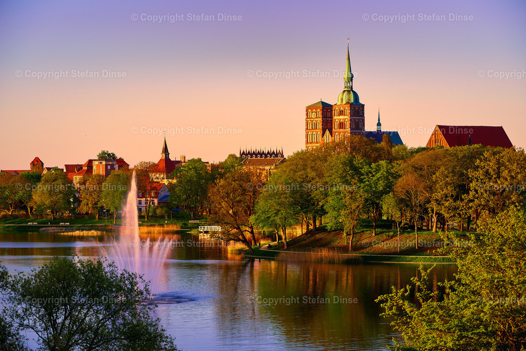 evening scene with skyline of historic Stralsund | evening scene with skyline of historic Stralsund - Realisiert mit Pictrs.com