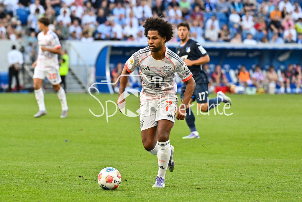 TSG 1899 Hoffenheim - FC Bayern München | am Ball Serge GNABRY (FC Bayern Muenchen 7) / Einzelfoto / Freisteller, Bundesliga: TSG 1899 Hoffenheim - FC Bayern München; PreZero-Arena am 20.09.2025 / DFL REGULATIONS PROHIBIT ANY USE OF PHOTOGRAPHS AS IMAGE SEQUENCES AND/OR QUASI-VIDEO