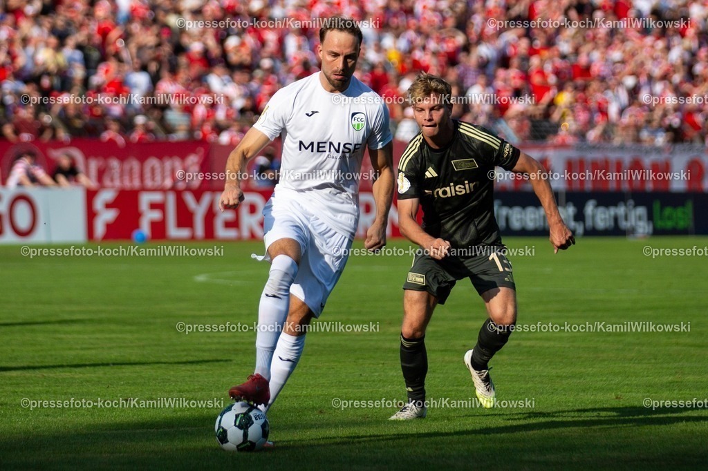 xkwix15082502097 | 15.08.2025, xkwix, Fußball, DFB-Pokal 1. Runde, FC Gütersloh - 1. FC Union Berlin, Ohlendorf Stadion im Heidewald: Julius Langfeld (FC Gütersloh #10) im Zweikampf gegen András Schäfer (1.FC Union Berlin #13)