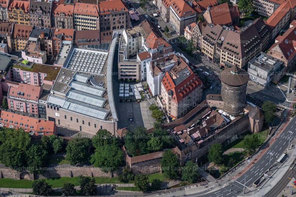 4047508 | NüRNBERG 21.08.2021 Turm- Bauwerk " Frauentorturm " Rest der ehemaligen, historischen Stadtmauer an der Königstraße in Nürnberg im Bundesland Bayern, Deutschland. // Tower building " Frauentorturm " on Koenigstrasse the rest of the former historic city walls in Nuremberg in the state Bavaria, Germany. Foto: Gerhard Launer