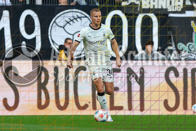 Borussia Mönchengladbach vs SV Werder Bremen - Bundesliga  | Mönchengladbach, Deutschland, 14.09.25:   Nico Elvedi (Borussia Mönchengladbach) in Aktion am Ball, Einzelaktion waehrend des Spiels der Bundesliga zwischen Borussia Mönchengladbach vs SV Werder Bremen im Stadion im Borussia Park(Foto von Brauer-Fotoagentur / Adrian Schlueter)