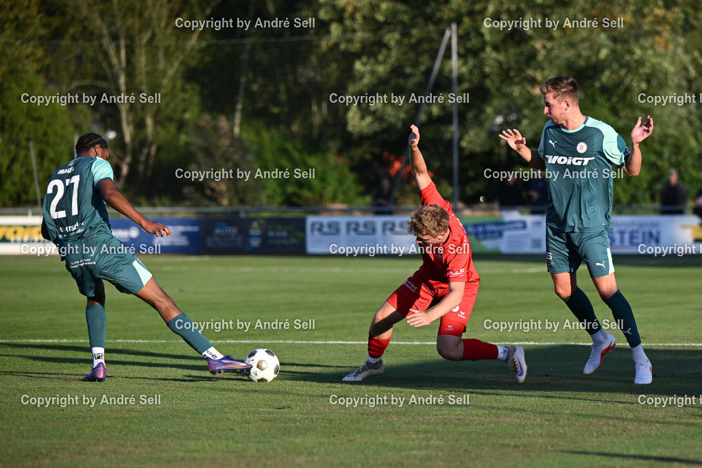 PSV Neumünster vs TSB Flensburg | Denzel Imasün (PSV #27) &amp; Tobias Fölster (PSV #5) vs Cosmo Nitsch (TSB #3) / Fußball-Oberliga Männer 2026/2027 / PSV Neumünster vs TSB Flensburg / PSV Stadion Platz A / Neumünster / 07.08.26 - Realisiert mit Pictrs.com