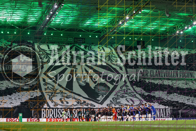 Borussia Mönchengladbach vs Karlsruher SC - DFB-Pokal 2. Runde | Mönchengladbach, Deutschland, 28.10.25:   Borussia Mönchengladbach mit einer Choreowaehrend des Spiels der DFB-Pokal 2. Runde zwischen Borussia Mönchengladbach vs Karlsruher SC im Stadion im Borussia Park(Foto von Brauer-Fotoagentur / Adrian Schlueter)
