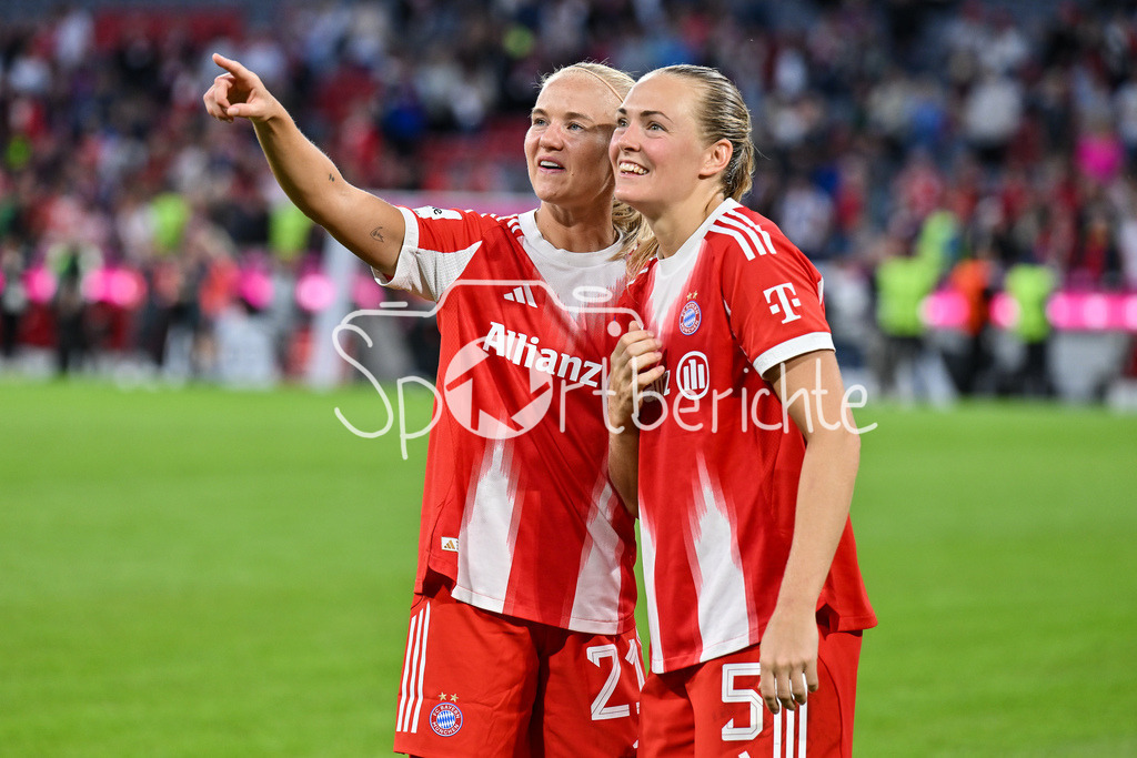FC Bayern München - Bayer 04 Leverkusen | Die Spielerinnen des FC Bayern laufen nach dem Heimsieg gegen Leverkusen eine Ehrenrunde in der Arena, im Bild Pernille HARDER (FCB #21) mit ihrer verlobten Madalena ERIKSSON (FCB #5) / Google Pixel Frauen-Bundsliga: FC Bayern München - Bayer 04 Leverkusen; Allianz Arena am 06.09.2025