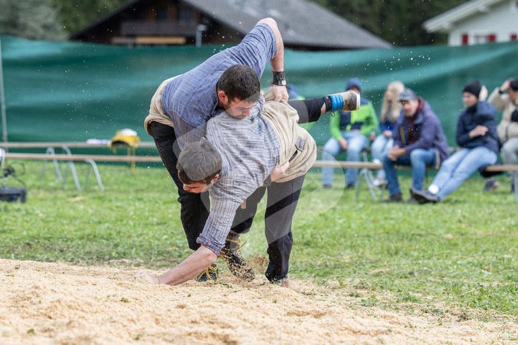 Unteriberg2025_2602 | Die Schwinger des Schwyzer Kantonalen Schwingerverbandes: Fotos, die Dynamik und Leidenschaft festhalten, sowie emotionale Momente aus dem traditionellen Schwingsport zeigen. - Realisiert mit Pictrs.com