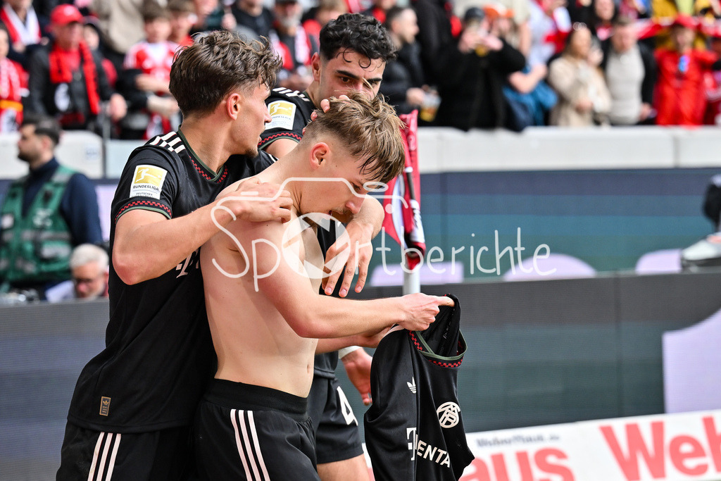 SC Freiburg - FC Bayern München | FREIBURG, GERMANY - 04. APRIL: Jubel der Bayern nach dem Treffer zum 2-3 durch Lennart KARL (FC Bayern Munich 42) / Tor / Torschuetze / Freude / Happy / während dem Bundesligamatch zwischen dem SC Freiburg und dem FC Bayern München am 28. Spieltag im Europa-Park Stadion / DFL REGULATIONS PROHIBIT ANY USE OF PHOTOGRAPHS AS IMAGE SEQUENCES AND/OR QUASI-VIDEO