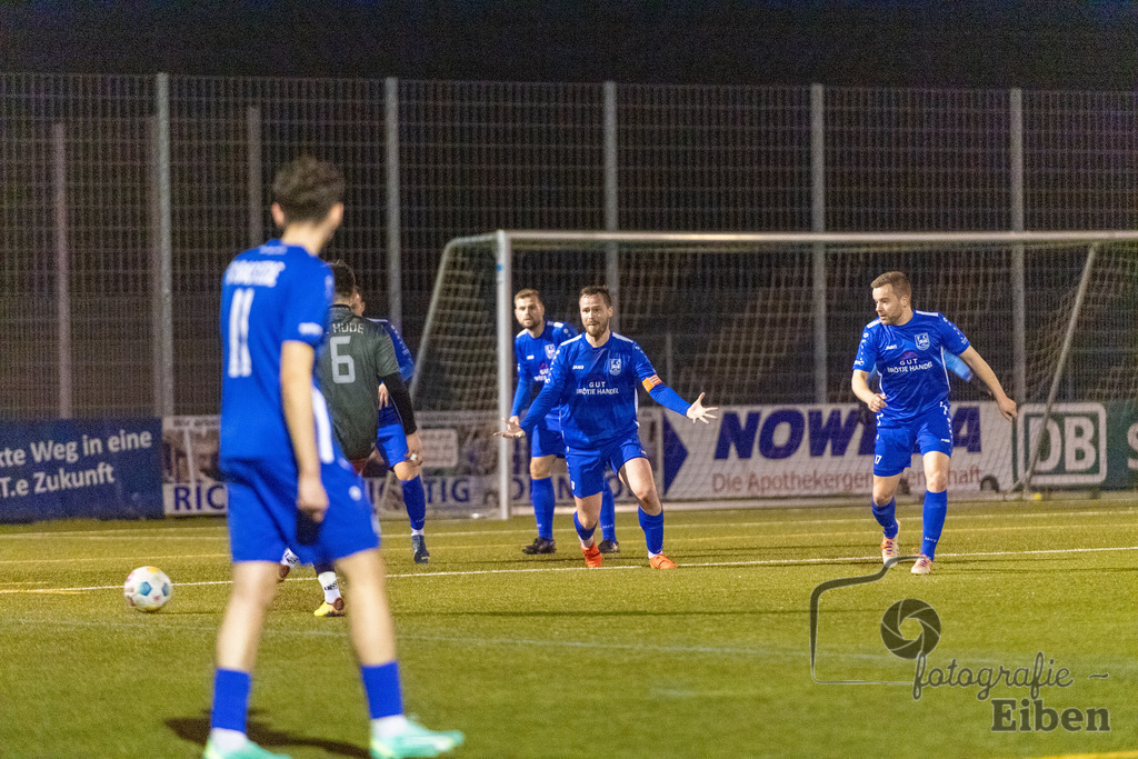 FC Rastede-FC Hude | Herren Bezirksliga; FC Rastede (blau)-FC Hude (grau) am 27.03.2024; in Rastede (Sportanlage Köttersweg), Photo: Philip Eiben 2024 - Realisiert mit Pictrs.com