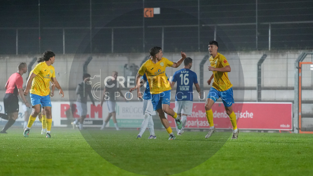 Fußball, Herren, Saison 2025/2026, Regionalliga Nordost, 6. Spieltag, FSV 63 Luckenwalde vs. VSG Altglienicke, Freitag 28.08.2025, Werner-Seelenbinder-Stadion Luckenwalde | Fußball, Herren, Saison 2025/2026, Regionalliga Nordost, 6. Spieltag, FSV 63 Luckenwalde vs. VSG Altglienicke, Freitag 28.08.2025, Werner-Seelenbinder-Stadion Luckenwalde, Im Bild: Jubel beim FSV 63 Luckenwalde nach dem Anschlusstreffer durch Sofiene Jannene (m.) - Realisiert mit Pictrs.com