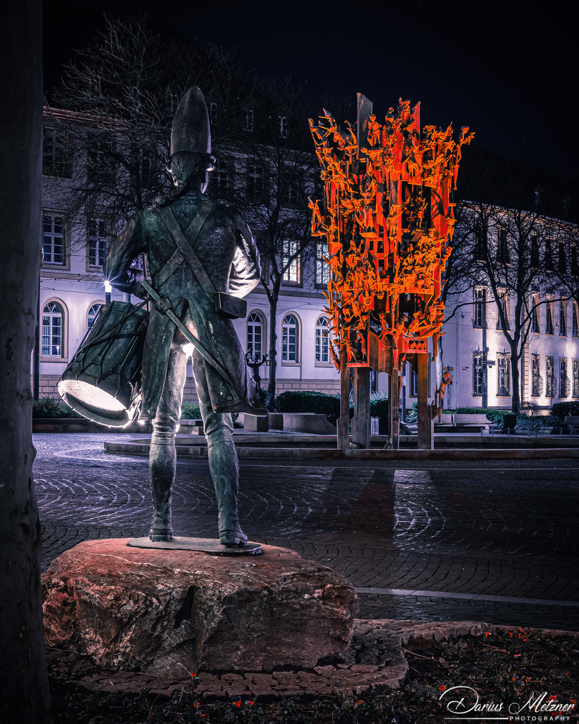 Der Fastnachtsbrunnen in Mainz | Der Fastnachtsbrunnen in Mainz in der Nacht in rot beleuchtet