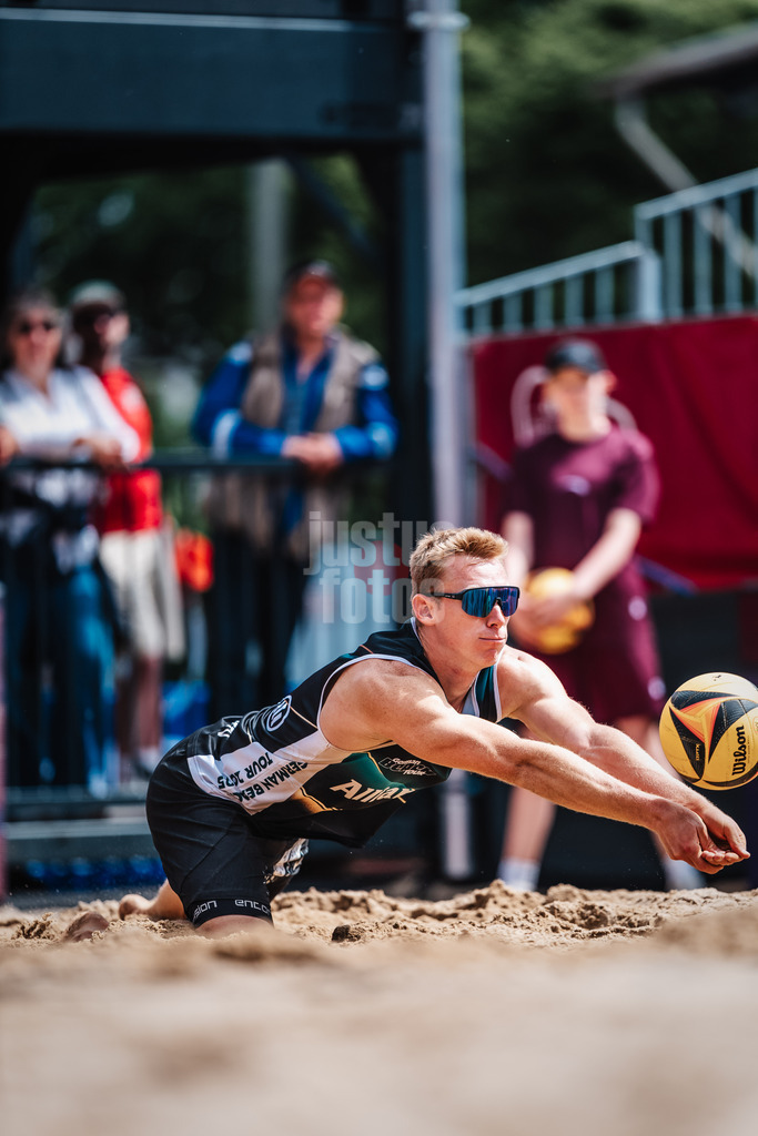 Beachvolleyball | Frauen | Allianz German Beach Tour 2025 | Tourstop Hamburg | 30.05.2025 | Jonas Reinhardt springt zum Ball