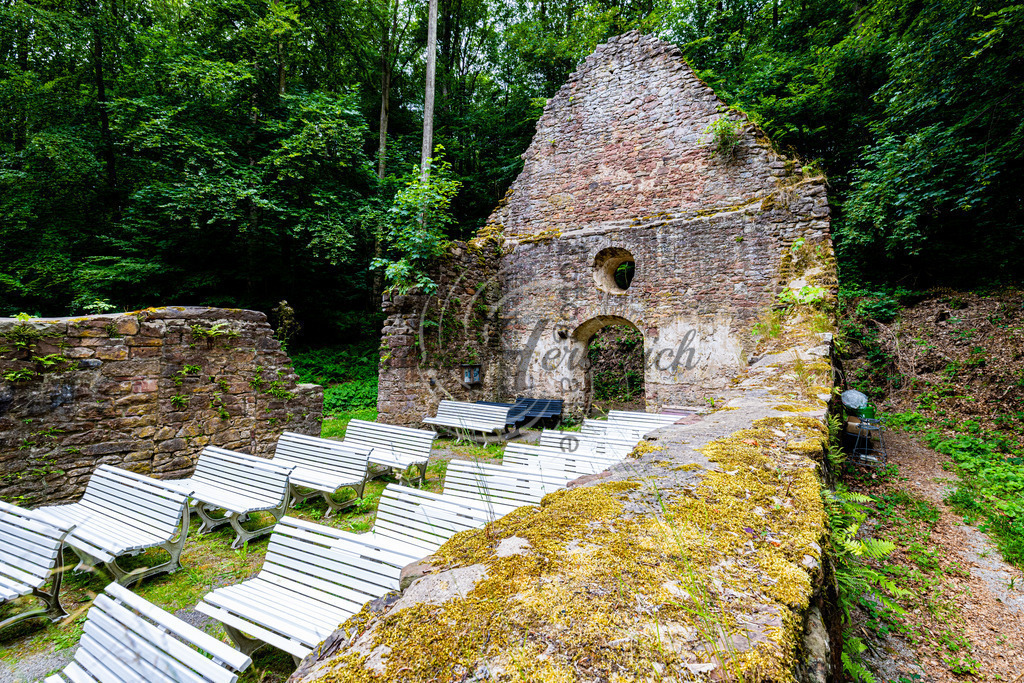 Kapelle zu unserer lieben Frau im Walde,  Katharinenkapelle im Tal, | Im Wald zwischen Hardheim und Dornberg liegt inmitten hoher Buchen- und Ahornbäumen die Kappelruine. Sie wurde zu Anfang des 15. Jahrhunderts von den Herren zu Hardheim gestiftet und hieß ursprünglich "Kapelle zu unserer lieben Frau im Walde", später 'Katharinenkapelle im Tal'. Der letzte Gottesdienst fand 1557 statt.

In der Nähe der Kapelle lag eine Einsiedelei. 1768 ließ man den Eremiten entfernen und das Kirchlein, das lange Zeit als Wallfahrtsstätte gedient hatte, zerfiel zusehends.
Unweit des Dorfs befindet sich im Laubwald die Ruine der „Kappel“, einer ehemaligen Einsiedelei-Kapelle „zu unserer lieben Frau im Walde“. ♁⊙ Diese wurde Anfang des 15. Jahrhunderts von den Junkern von Hardheim erbaut und später zusätzlich der Heiligen Katharina geweiht; daher auch ihr späterer Name „Katharinenkapelle im Tale“. Die erstmalige urkundliche Erwähnung findet sich in einer Urkunde aus dem Jahr 1418, in der Heinrich von Riedern der Kapelle Abgaben zuweist. In der Kapelle fanden Samstagsmessen für die Dornberger statt, die ein Hardheimer Pfarrer bis 1557 abhielt, bis ein Priestermangel dazu führte, dass ein Höpfinger Pfarrer dieses Amt übernahm. Während der Reformation verbreitete der Höpfinger Pfarrer, welcher protestantisch war, hier auch die Lehre Luthers. Während der Gegenreformation wurde die Kapelle zum Ziel von Wallfahrern aus Hundheim, Hardheim und Höpfingen. Am 1. Januar 1791 erteilte der Bischof von Würzburg, Franz Ludwig von Erthal, die Erlaubnis, die Kapelle zu „demolieren“. Das Dach wurde abgetragen, um so das Bauwerk dem Verfall preiszugegeben. Die mehr als mannshohen Außenmauern sind verblieben. Seit den 1960er Jahren finden dort wieder eine Marienverehrung und gelegentliche Gottesdienste statt. Der Brunnen der ehemaligen Einsiedelei wurde 1986 freigelegt.  - Realisiert mit Pictrs.com