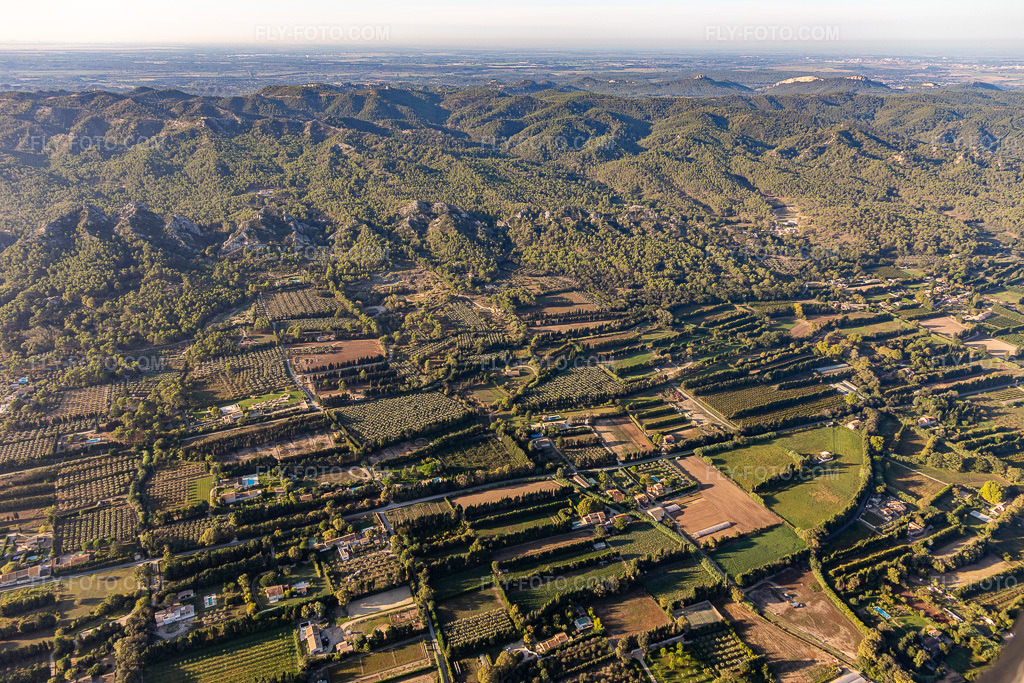 Aerial view: Alpilles Massif in the district Les Écarts in Saint-Rémy-de-Provence in the state Bouches du Rhone, France.Photo: IMG_129641.jpg taken on 09/23/2021 by Werner Riehm/FLY-FOTO.comResolution of the original: 5472 x 3648 px