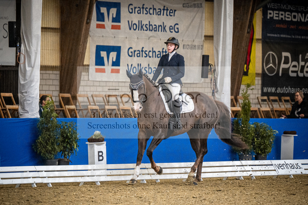 DOS_3066 | Entdecke hochwertige Reitturnierfotos von Foto Oger. Professionell, emotional und authentisch – jetzt Lieblingsmomente im Shop bestellen.Deutschlandweite Turnierfotografie. - Realisiert mit Pictrs.com