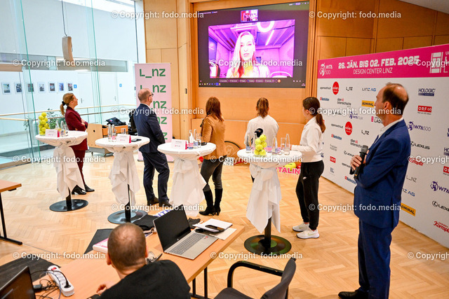 AUT, Pressekonferenz WTA-500 Upper Austria Ladies Linz 2025 | 24.01.2025, Linz, AUT, WTA-500 Upper Austria Ladies Linz 2025, im Bild Sandra Reichel (Turnierdirektorin Upper Austria Ladies Linz), Dietmar Prammer (Geschaeftsfuehrender Vizebuergermeister der Stadt Linz), Karin Hoerzing (Vizebuergermeisterin der Stadt Linz), Julia Grabher (oesterr. WTA-Spielerin), Mavie Oesterreicher (oesterr. WTA-Spielerin) mit Barbara Schett in einer Videokonferenz