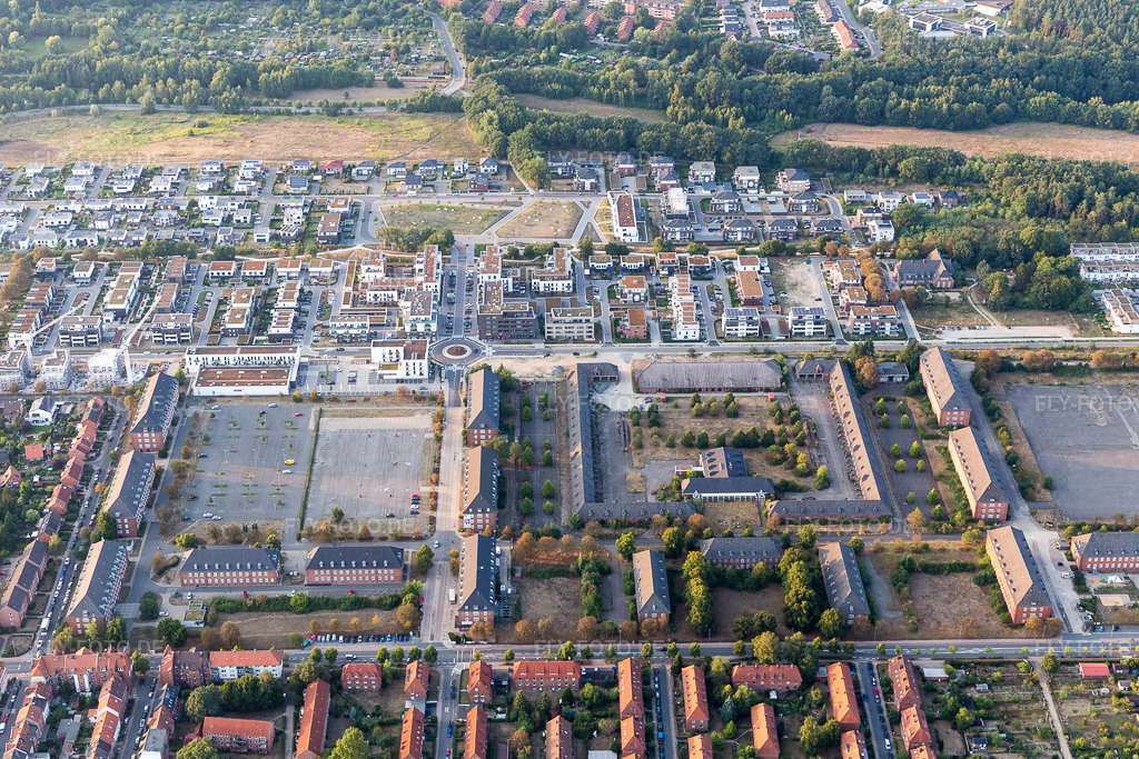 Luftbild: ehemaligen Militär- Kaserne zwischen Wismarer und Lübecker Straße im Ortsteil Neuhagen in Lüneburg im Bundesland Niedersachsen in Deutschland. Foto: IMG_110120.jpg vom 16.08.2018 durch Werner Riehm/FLY-FOTO.de