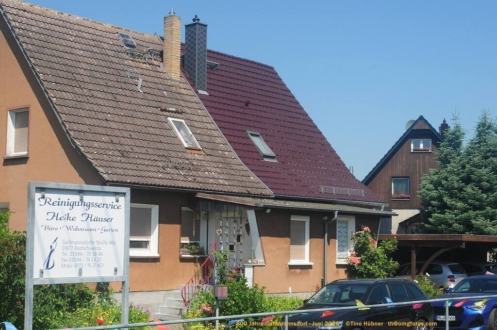 Geißmannsdorf-2026-Ortsbilder-102 | Geißmannsdorf bei Bischofswerda im Sommer 2026. Ein fotografischer Streifzug durch das Dorf Geißmannsdorf, mit Gebäuden, Straßen, Strohpuppen und geschmückten Vorgärten und Grundstücken anlässlich der 800-Jahr-Feier von Geißmannsdorf im Juni 2026 - Realisiert mit Pictrs.com