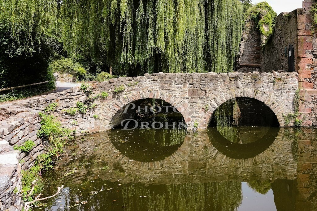 Spiegelung Brücke Aschaffenburg-1732 | Spiegelung einer Brücke im Wasser. Der Teich befindet sich im Kühruhgraben, eine schöne PArkanlage in der Stadtmitte von Aschaffenburg in  Bayern. - Realisiert mit Pictrs.com