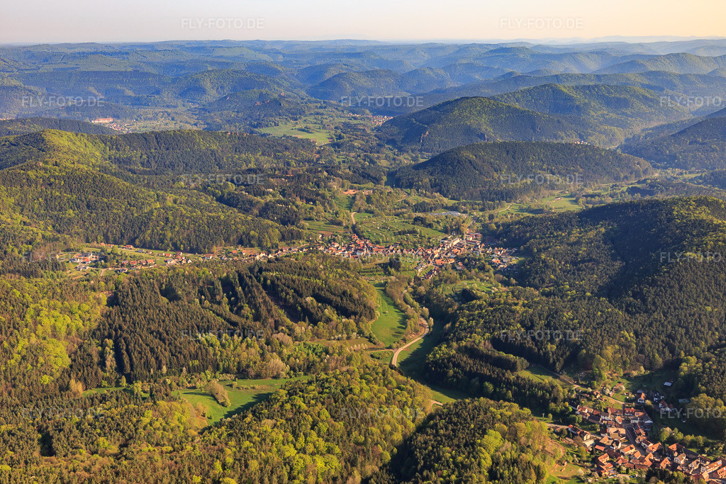 Luftbild: Dorfübersicht im Pfälzerwald in Schwanheim im Bundesland Rheinland-Pfalz in Deutschland. Foto: IMG_106935.jpg vom 22.04.2018 durch Werner Riehm/FLY-FOTO.de