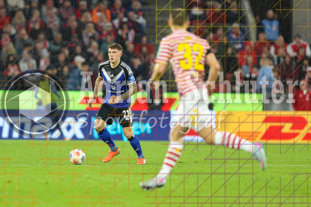 1. FC Köln vs Hamburger SV - 1. Bundesliga  | Köln, Deutschland, 02.11.25:   Nicolai Remberg (Hamburger SV) in Aktion am Ball, Einzelaktion waehrend des Spiels der Bundesliga zwischen  1. FC Köln vs Hamburger SV in der RheinEnergieStadion(Foto von Brauer-Fotoagentur / Adrian Schlueter)