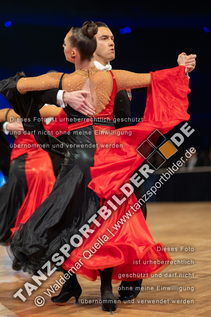 20251206-02974 | Hier finden Sie Tanz Bilder vom Latein und Standard Formationen tanzen. Sportbilder vom Tanzsport. Schöne Fotos und von Weltmeisterschaft, Europameisterschaft, Bundesliga, Regionalliga, Oberliga und Landesliga sowie von GOC Stuttgart, DanceComp, WM Bremen