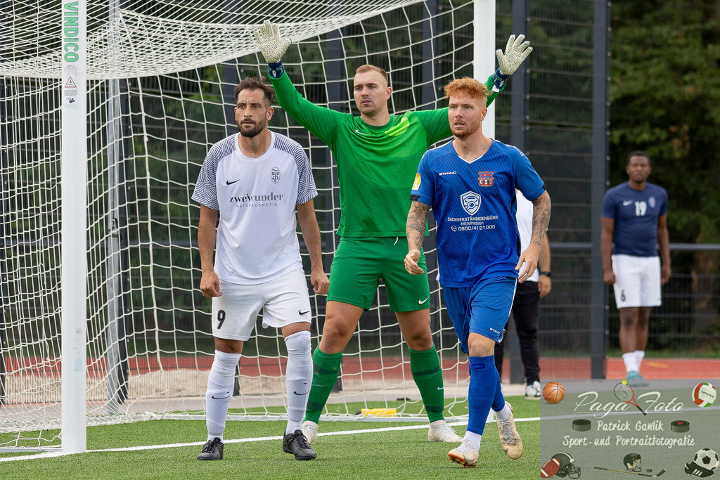 Testspiel: Spvgg. 03 Fechenheim - Türk Gücü Friedberg, 13.07.2024 | Armin Buchholz (Spvgg. 03 Fechenheim #32) &amp; Noah Michel (Türk Gücü Friedberg #33) &amp; Murat Bulut (Spvgg. 03 Fechenheim #9), Spvgg. 03 Fechenheim - Türk Gücü Friedberg, Frankfurt am Main, Sportanlage Birsteiner Straße, 13.7.2024 - Realisiert mit Pictrs.com