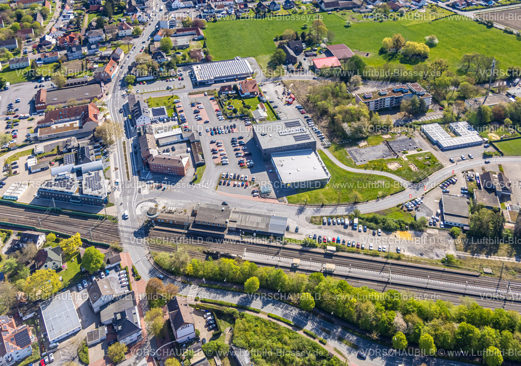 Boenen260401126-2 | Luftbild, Bahnhof Bönen, Einkaufszentrum mit Parkplatz Am Bahnhof, Bönen, Ruhrgebiet, Nordrhein-Westfalen, Deutschland
