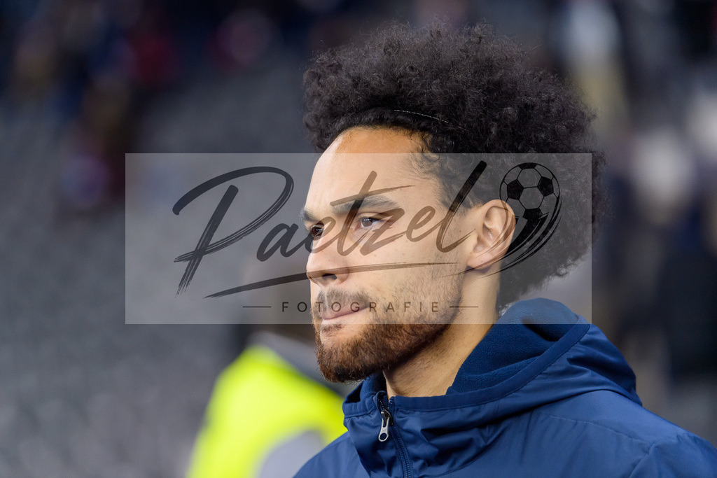 HERBOC20220204_315 | Fussball, Herren: Herbert Bockhorn (VfL Bochum) schaut bei dem Spiel der 1. Bundesliga zwischen Hertha BSC und VfL Bochum im Olypiastadion am 04.02.2022 in Berlin, Deutschland.DFB / DFL REGULATIONS PROHIBIT ANY USE OF PHOTOGRAPHS AS IMAGE SEQUENCES AND/OR QUASI-VIDEO. - Realisiert mit Pictrs.com