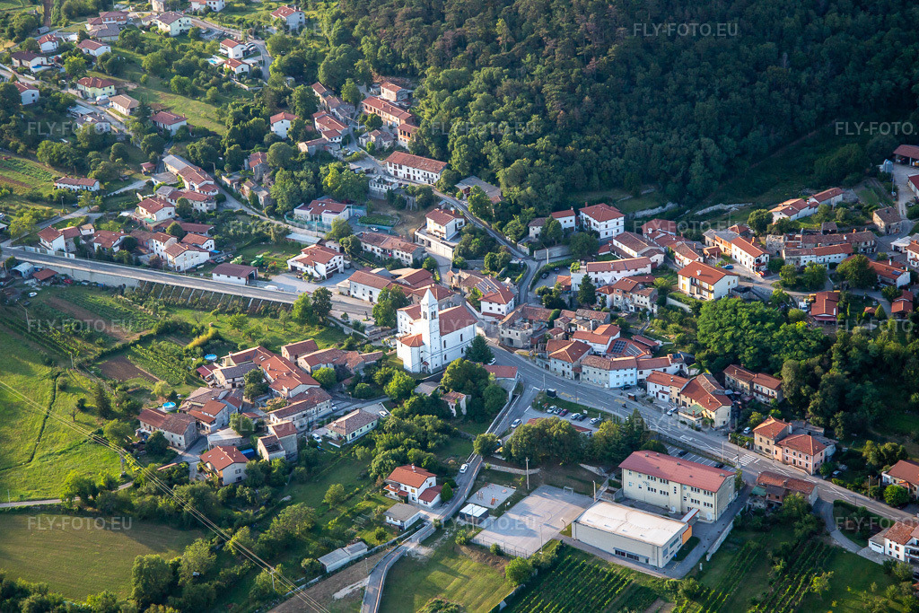 Vue aérienne: Kiche Župnijska cerkev sv. Vida à le quartier Črniče in Ajdovščina dans le département Slovénie, Slovénie. Photo: IMG_137521.jpg prise le 14/07/2023 par Werner Riehm/FLY-FOTO.eu – Résolution de l'original: 5472 x 3648 px