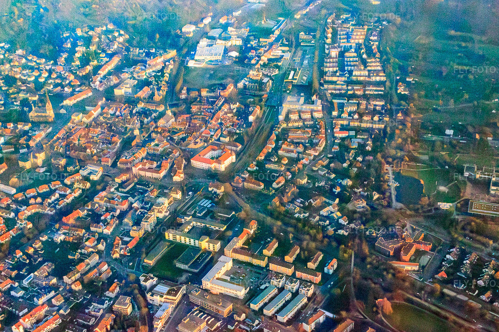 Luftbild: Stadtübersicht aus Südwesten mit Schloss Ettlingen in Ettlingen im Bundesland Baden-Württemberg in Deutschland. Foto: IMG_62080.jpg vom 31.01.2014 durch Werner Riehm/FLY-FOTO.deAuflösung des Originals: 4227 x 2818 pxSchloss | Ettlingen