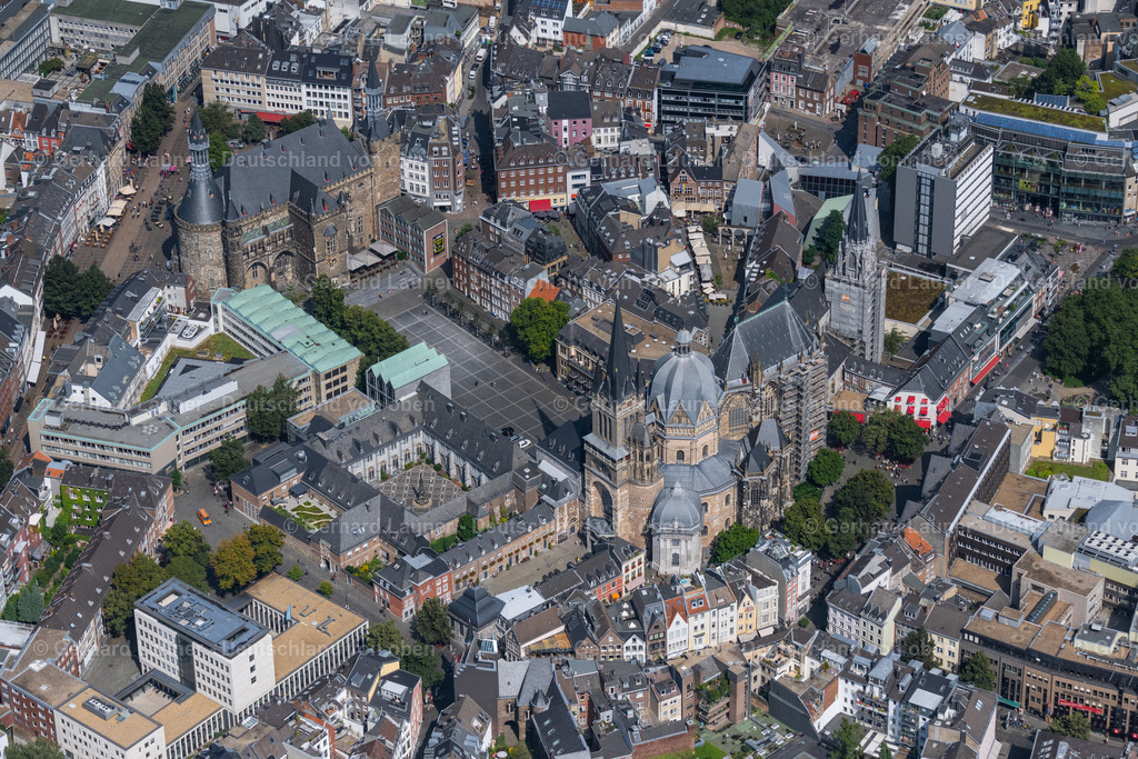 4049092 | Rathaus und  Aachener Dom, auch Hoher Dom zu Aachen, Aachener Münster oder Aachener Marienkirche, ist die Bischofskirche des Bistums Aachen und das bedeutendste Wahrzeichen der Stadt Aachen
