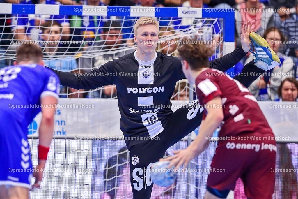 Gum25042501081 | 25.04.2025, Handball, HBL, VfL Gummersbach - 1. VfL Potsdam, Schwalbe-Arena: Bertram Obling (GUM #16) gegen Nils Fuhrmann (VfL Potsdam #27) 