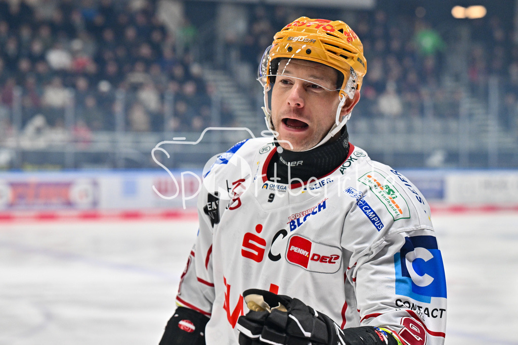 Augsburger Panther - Fischtown Pinguins | Jubel der Gaeste nach dem Treffer zum 0-1 durch Jan URBAS (Fischtown Pinguins 9) / Freude / Happy / tor / torschuetze / DEL: Augsburger Panther - Fischtown Pinguins, Curt Frenzel Stadion am 08.01.2025