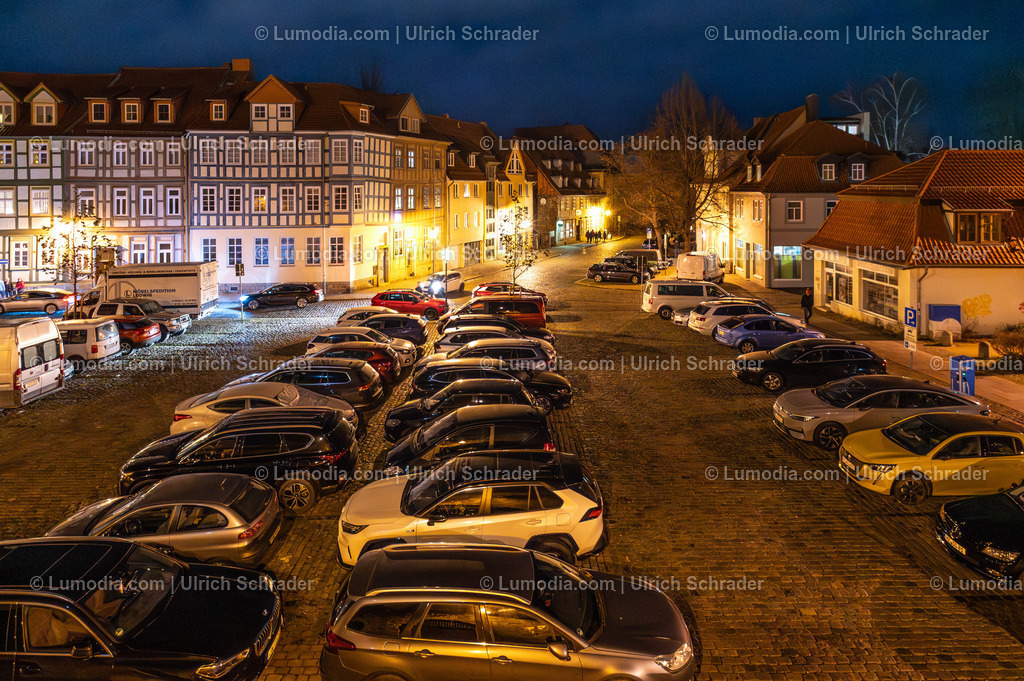 10049-13928 - Parkplatz an der Peterstreppe  | Stockfoto und Bilderpool mit Bildmaterial aus Deutschland, dem Harz, Halberstadt, Quedlinburg, Wernigerode und weltweit. Qualitativ hochwertige und professionelle Fotos anschauen und kaufen. - Realisiert mit Pictrs.com