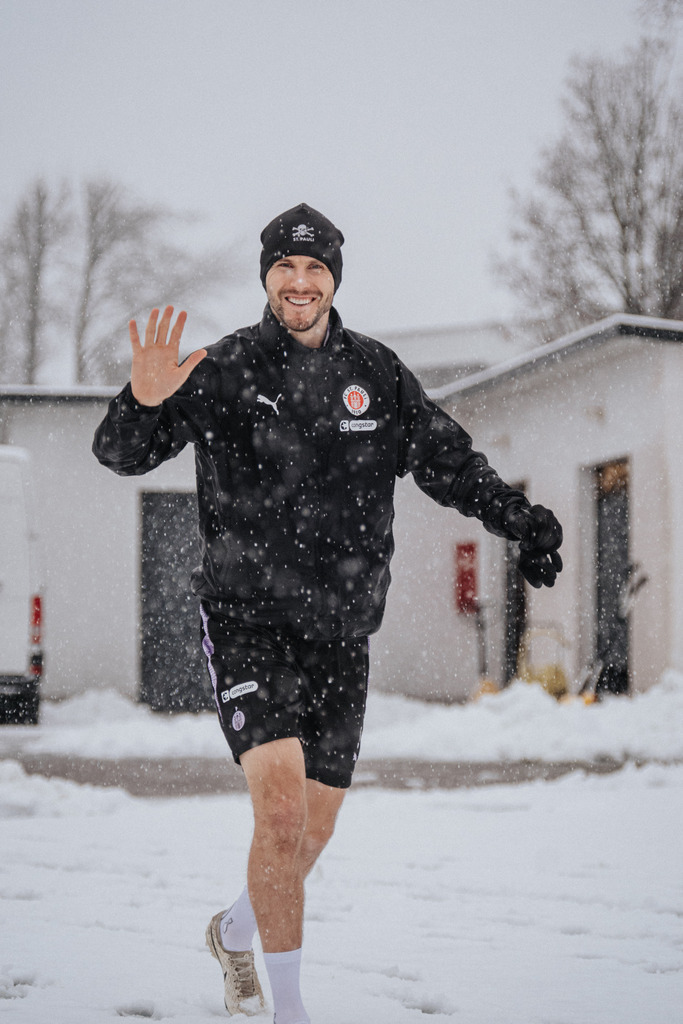 FCS02443 | Der offizielle Shop für FC St. Pauli Fotos. Wähle aus Spielszenen & Fanmomenten dein FCSP Wunschformat. Wir liefern Millerntor-Atmosphäre.
