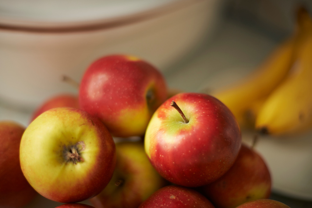 Obstteller in der Küche mit Äpfe | Wien, Austria - June 15, 2014: Obstteller in der Küche mit Äpfel und Bananen im Hintergrund. - Realisiert mit Pictrs.com