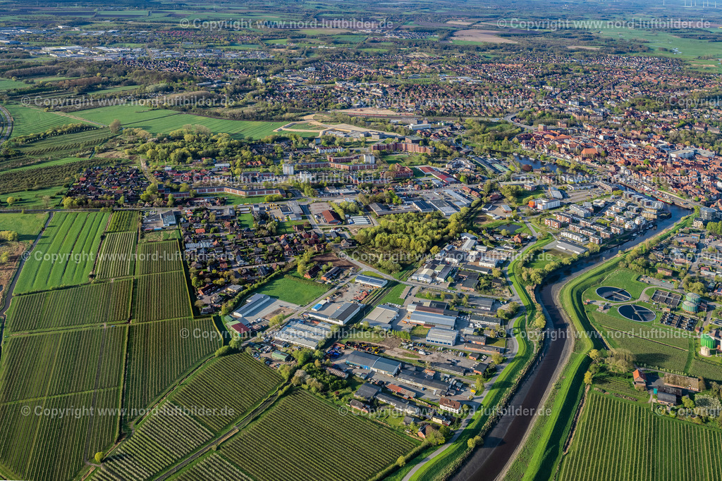 Stade_Schwinge_Deich_ELS_4445010523 | STADE 01.05.2023 Gewerbegebiet und Firmenansiedlung " Am Schwingedeich " in Stade im Bundesland Niedersachsen, Deutschland. // Industrial estate and company settlement " Am Schwingedeich " in Stade in the state Lower Saxony, Germany. Foto: Martin Elsen