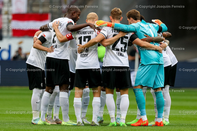 sgevsrblei_2387 | 03.09.2022 xjfx  Fussball 1.Bundesliga Eintracht Frankfurt - RB Leibzig emspor,  v.l.,  Die Mannschaft Eintracht Frankfurt macht ein Kreis vor dem Spiel, Zusammenhalt, Motivation, Teamgeist 




(DFL/DFB REGULATIONS PROHIBIT ANY USE OF PHOTOGRAPHS as IMAGE SEQUENCES and/or QUASI-VIDEO) - Realisiert mit Pictrs.com