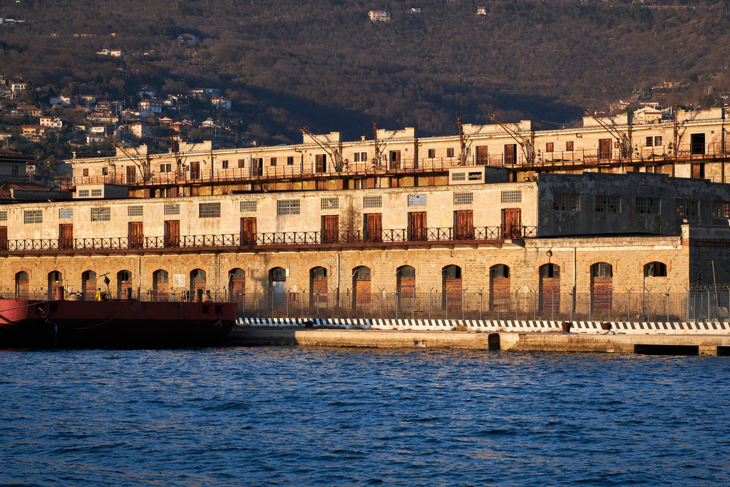 Altes verfallenes Hafengebäude | Triest, Austria - March 10, 2022: Altes verfallenes Hafengebäude. - Realisiert mit Pictrs.com