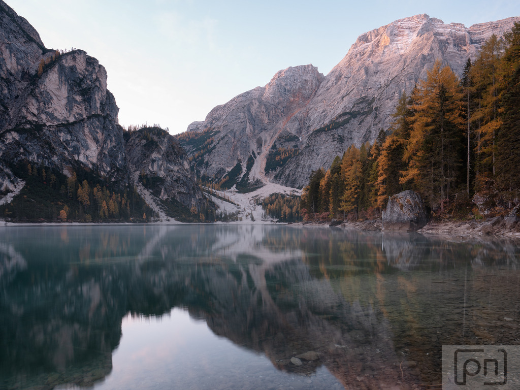 Pragser Wildsee bei Sonnenaufgang | Der Lago di Braies, auch bekannt als Pragser Wildsee, ist ein malerischer Bergsee in den Dolomiten in Südtirol, Italien. 