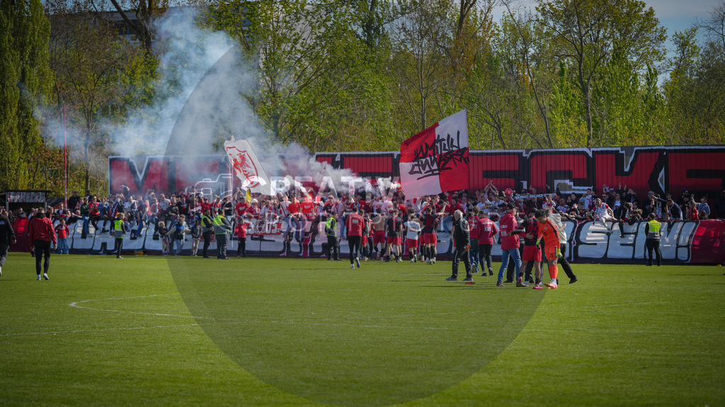 Fußball, Herren, Saison 2025/2026, Brandenburgliga, 23. Spieltag, Brandenburger SC Süd 05 vs. BSG Stahl Brandenburg, Samstag 25.04.2026, Werner-Seelenbinder-Sportplatz Brandenburg an der Havel | Fußball, Herren, Saison 2025/2026, Brandenburgliga, 23. Spieltag, Brandenburger SC Süd 05 vs. BSG Stahl Brandenburg, Samstag 25.04.2026, Werner-Seelenbinder-Sportplatz Brandenburg an der Havel, Im Bild: Die Spieler des Brandenburger SC Süd feiern nach Spielende mit den Fans den Derbysieg. Die Fans zündeten erneut Pyrostechnik - Realisiert mit Pictrs.com