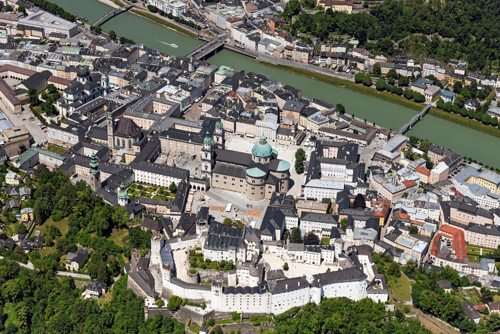 dr__0100214.jpg | SALZBURG 13.06.2023 Burganlage der Veste Hohensalzburg mit Blick auf die Altstadt an der Straße Mönchsberg in Salzburg in Österreich.