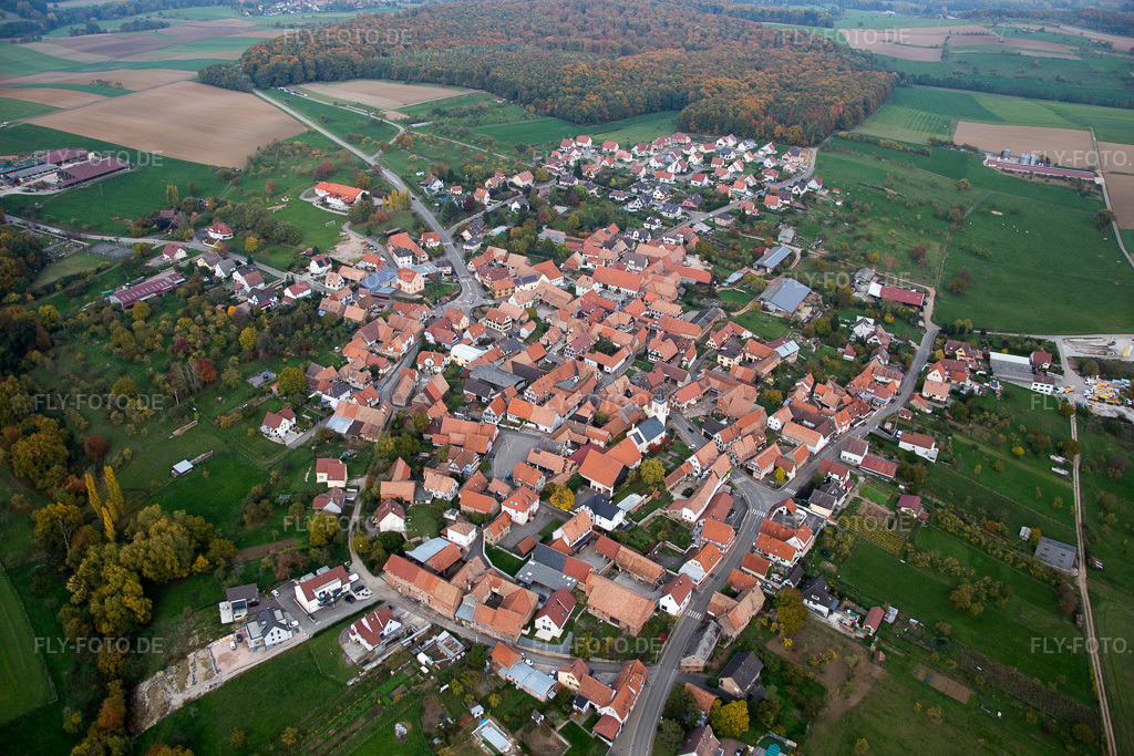 Luftbild: landwirtschaftlichen Feldern und Nutzflächen in Engwiller im Bundesland Bas-Rhin in Frankreich. Foto: IMG_084832.jpg vom 24.10.2015 durch Werner Riehm/FLY-FOTO.de